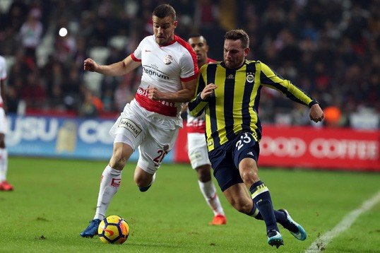 AZ Alkmaar’da son derece başarılı, Tottenham’da ise biraz silik bir performansın vardı. Ama Fenerbahçe’de çok fitsin. Bunun sebeplerini anlatır mısın?