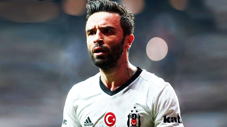 'Beşiktaş, Gökhan Gönül'e rakip alıyor! Transferde sürpriz