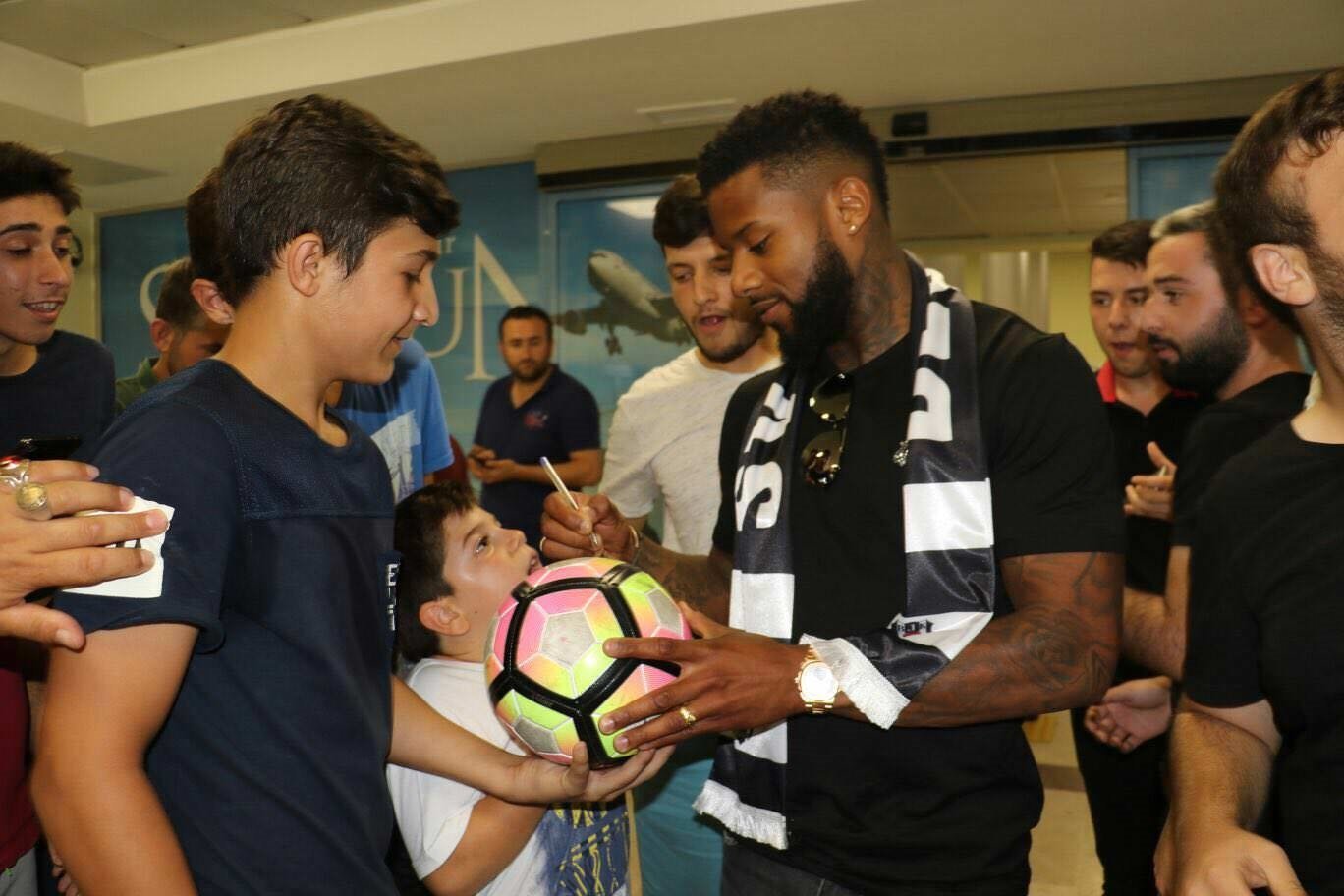 Beşiktaşlı Jeremain Lens gecelerde fena yakalandı