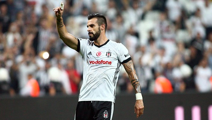 Beşiktaşlı Negredo, Süper Lig'in lideri oldu