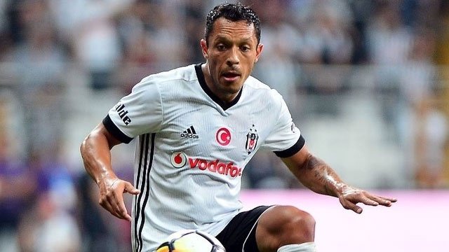 Beşiktaş'ta Adriano'dan Galatasaray'a özel hazırlık