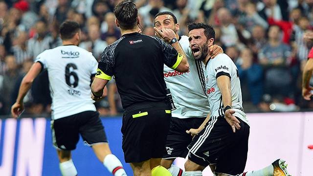 'Cenk Tosun'a küfür şoku! Görüntüden ceza alacak mı?