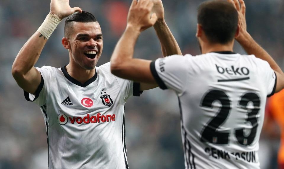 Derbide dikkat çeken görüntü! Pepe'den Şenol Güneş'e; 