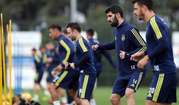 'Fenerbahçe'de flaş karar! 2 futbolcu ihraç edildi