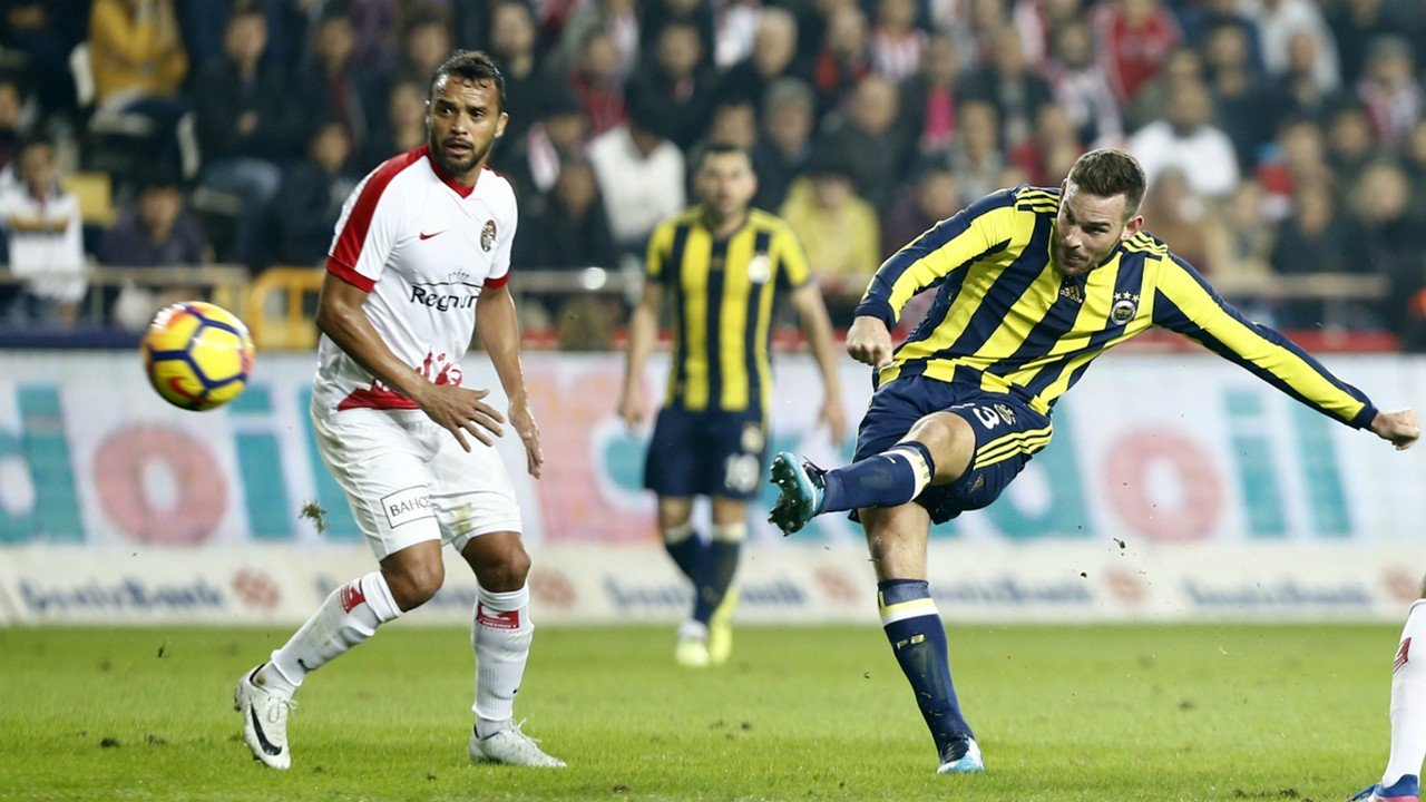 Formalarını giydiğin AZ Alkmaar, Tottenham ve Fenerbahçe’yi karşılaştırır mısın?