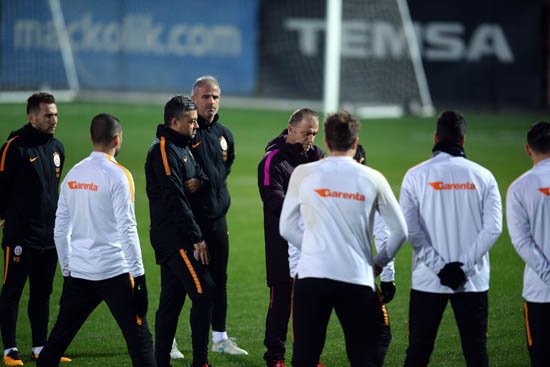 'Galatasaray antrenmanında dikkat çeken detay! Terim'in elindeki dosyanın sırrı
