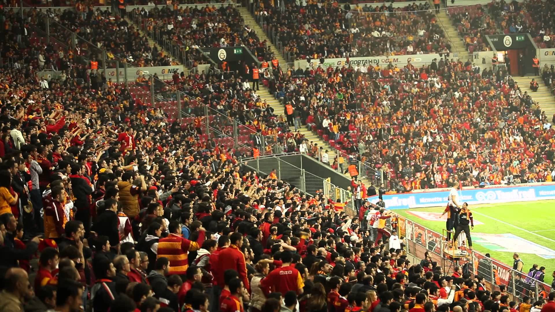 Galatasaray ve Göztepe taraftarları birbirine girdi!