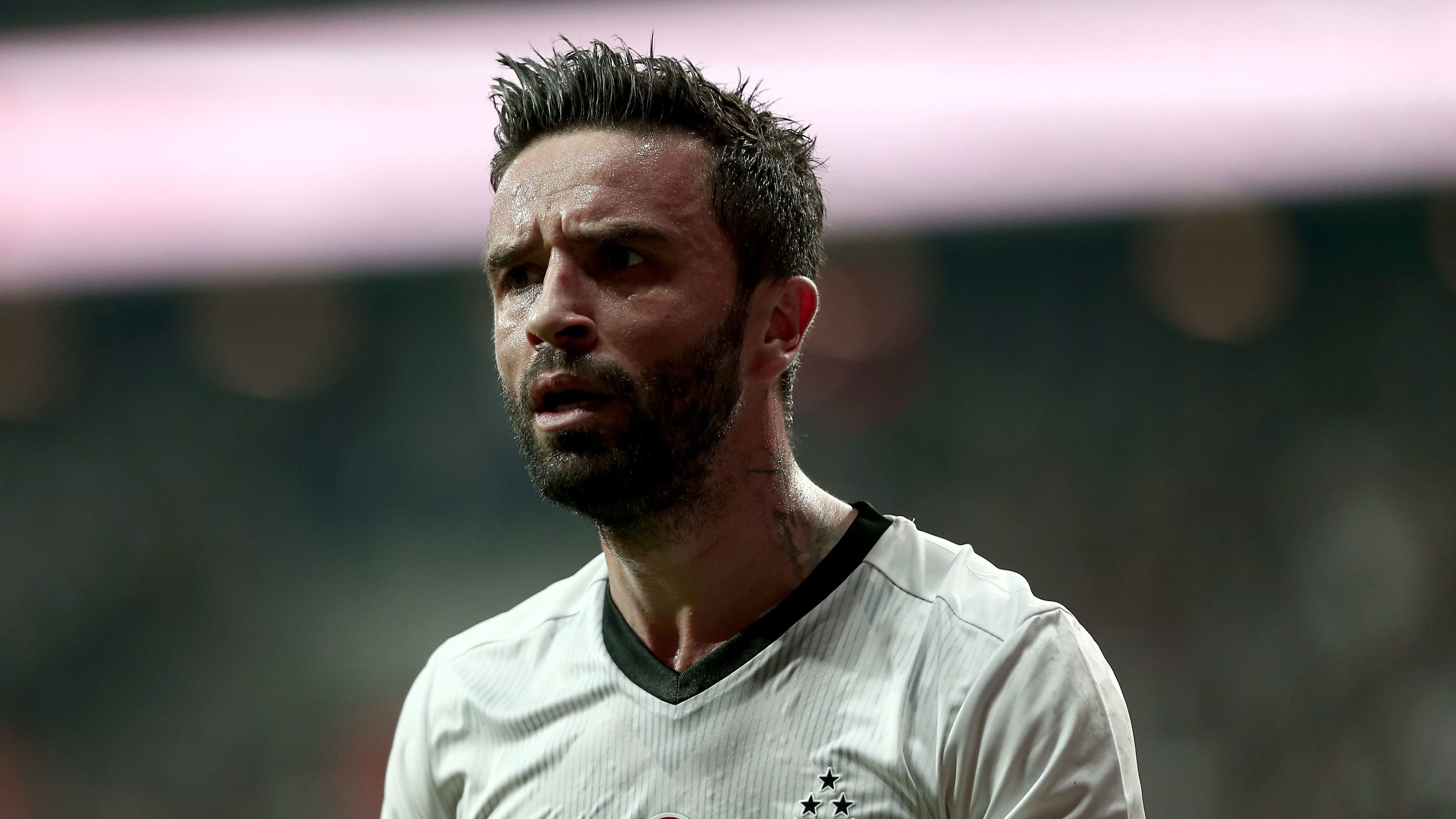 'Gökhan Gönül ihraç edildi Beşiktaş harekete geçti!