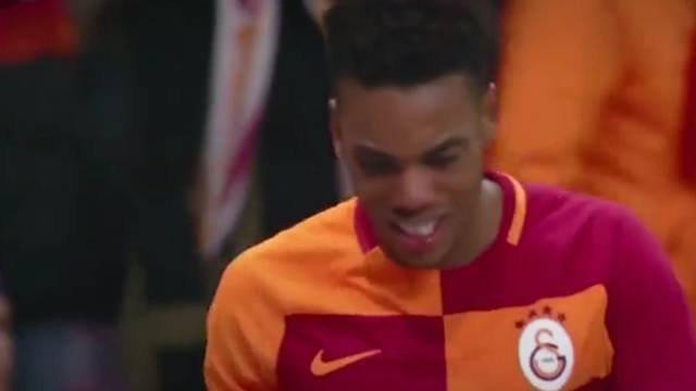 GÖZYAŞLARINI TUTAMADI