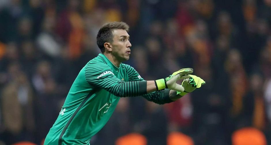 Muslera'yı çılgına döndüren penaltı kararı!