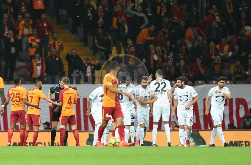 Olcan Adın'dan Galatasaray tribünlerine olay hareket