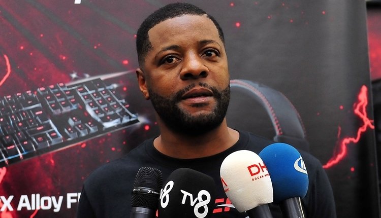 'Derbiye gelen Pascal Nouma'dan Fransız kanalında olay el hareketi