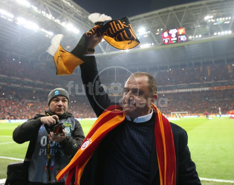 TRİBÜNLERDEN İMPARATOR FATİH TERİM SESLERİ
