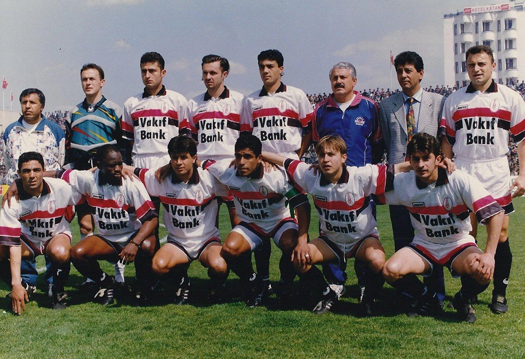 Türk futbolunun köklü kulübü kapatılacağını açıkladı