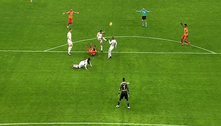 Kayserisporlu diğer futbolcular da Cüneyt Çakır’a isyan etti. 