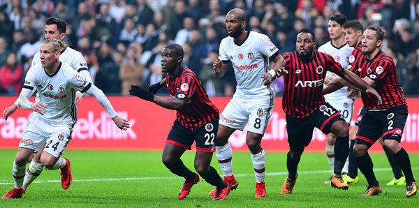  Yarı finale göz kırptı