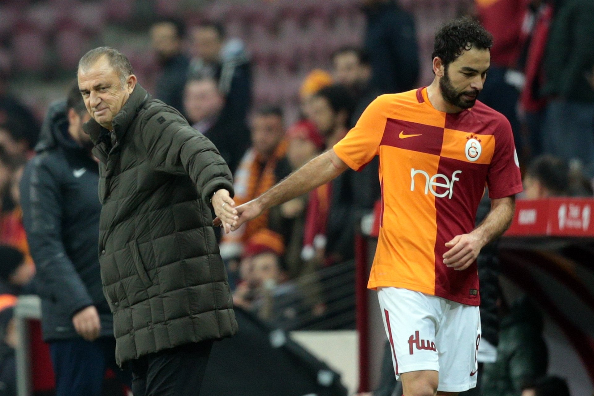 Avrupa ve Amerika’da futbolcuların çok büyük dayanışma içinde olduğunu hatta beraber grev yaptıklarını görüyoruz. Türkiye’de bu anlamda bir dayanışma eksikliği olduğunu düşünüyor musun?