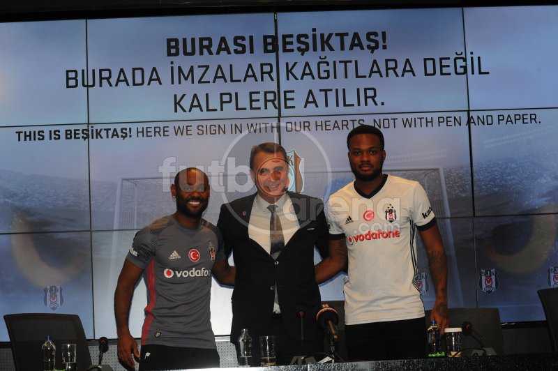 FutbolArena, Larin ve Vagner Love'un imza töreninde