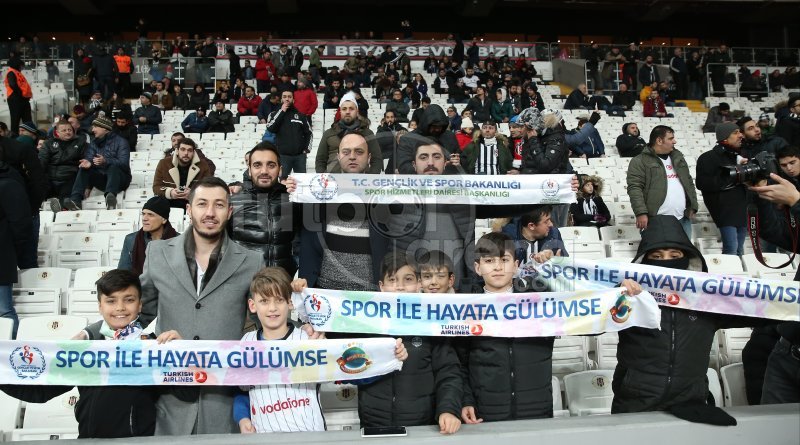 'Beşiktaşlı taraftarlardan Galatasaray'a olay tezahürat