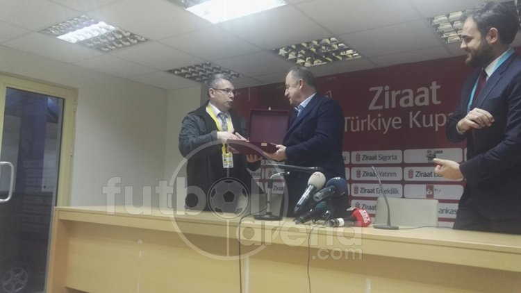 Bucaspor yönetimi maç sonu Fatih Terim’e plaket verdi
