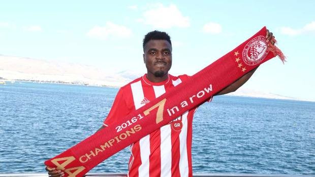 Emmanuel Emenike'ye büyük şok! Neye uğradığını şaşırdı