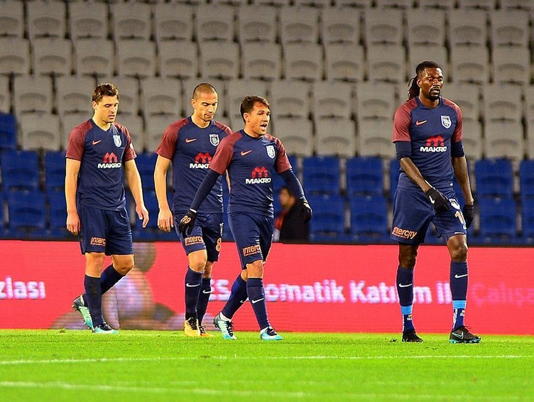 Emre Belözoğlu, Fenerbahçe logolu tekmelik mi taktı?