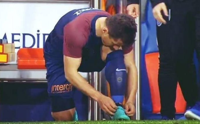 'Emre Belözoğlu, Fenerbahçe logolu tekmelik mi taktı?