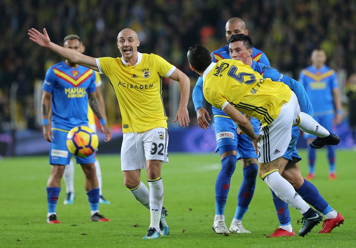 'Fenerbahçe - Göztepe maç sonu saha karıştı! Kavga çıktı