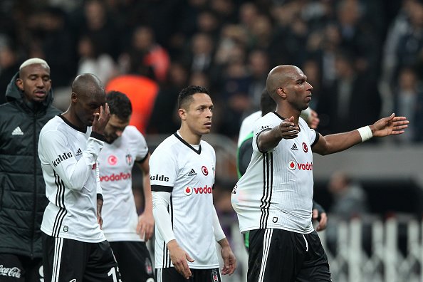 Flaş! Beşiktaş'ta 2 futbolcuyla yollar ayrılıyor