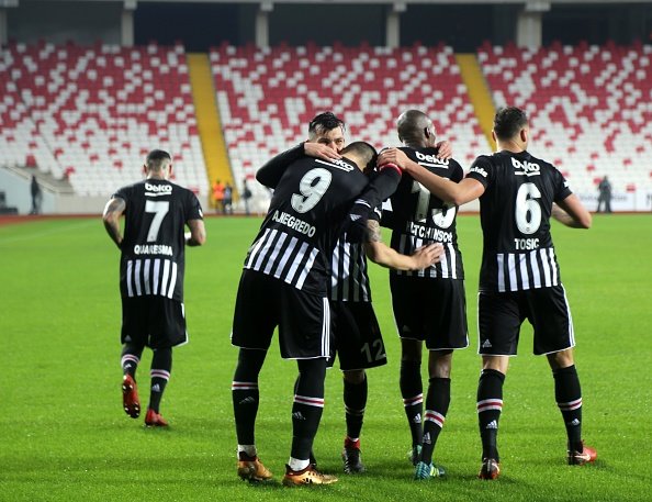 'Flaş! Beşiktaş'ta 2 futbolcuyla yollar ayrılıyor