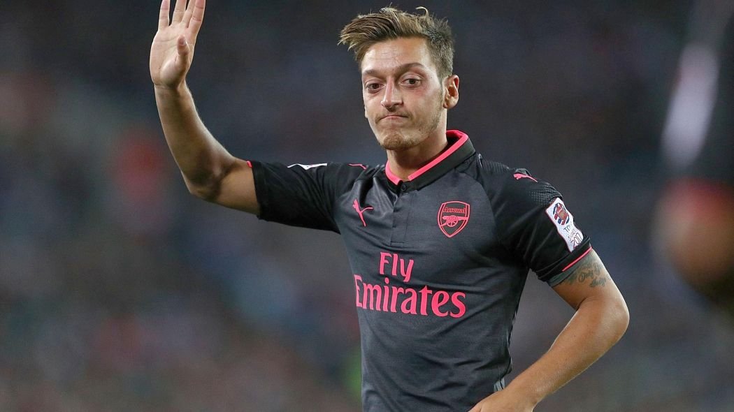 Mesut Özil rekor kırdı! İmzayı attı