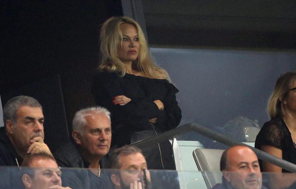 Pamela Anderson futbolcu sevgilisi için ABD'yi terk etti