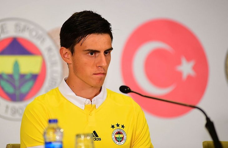 Robin van Persie gitti ve sen kadroya girdin! Çünkü kadroda kontenjan, onun gitmesiyle açıldı. Kadroya girmek mi seni çok mutlu etti, Robin’in gitmesi mi seni çok üzdü?