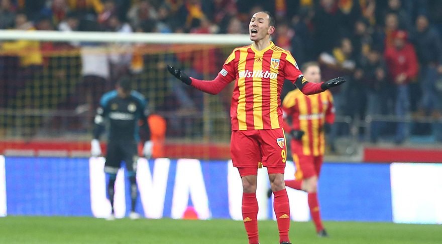 Umut Bulut'u Galatasaray maçında zor tuttular! Saha karıştı. 