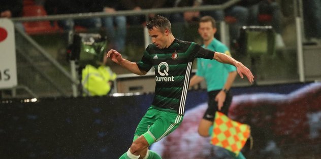 Van Persie 14 yıl sonra Feyenoord forması giydi
