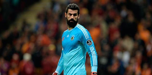 VOLKAN DEMİREL, TRABZONSPORLU ÇOCUĞU YAĞMURDAN KORUDU