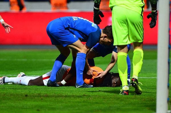 <h2>  Gomis Aslan’da 3. kez bayıldı!</h2>
