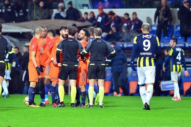 ' Başakşehir'in penaltısı verilmedi mi? Eski MHK başkanı yorumladı