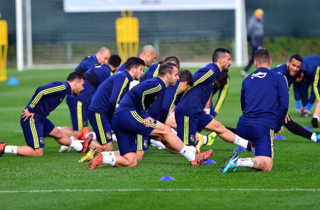 ' Fenerbahçe'de Başakşehir öncesi kriz! Kim oynayacak?