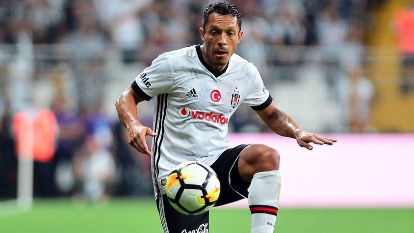 'Adriano için Beşiktaş dev teklifi geri çevirdi