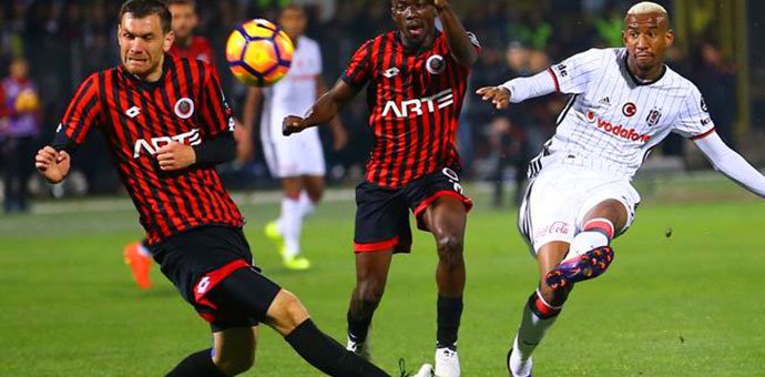 'Beşiktaş taraftarları ile güvenlik güçleri arasında arbede!