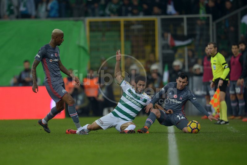 'Beşiktaş'ta şaşırtan detay! Savunma, orta sahayı geçti