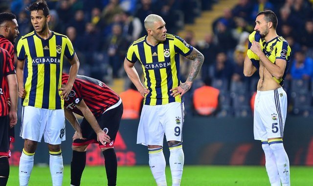 Fenerbahçe soyunma odasında şok görüntü! 