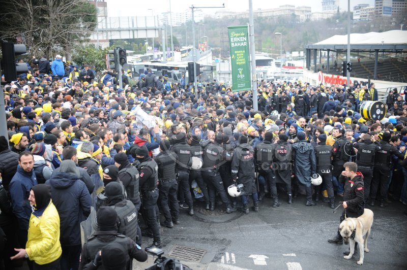 'Fenerbahçeli taraftarlardan Vodafone Park'a çıkarma