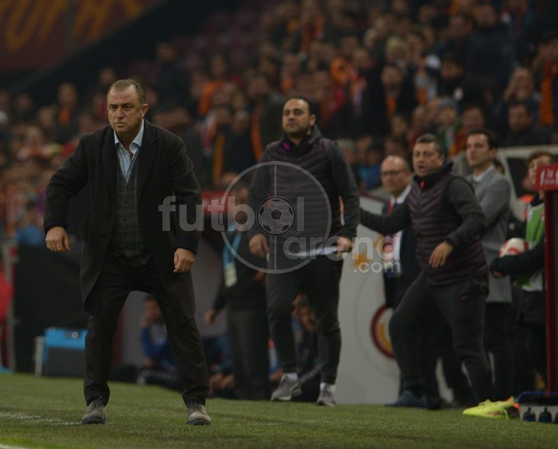 'Hasan Şaş'ı zor tuttular! Hakemin kararıyla çılgına döndü