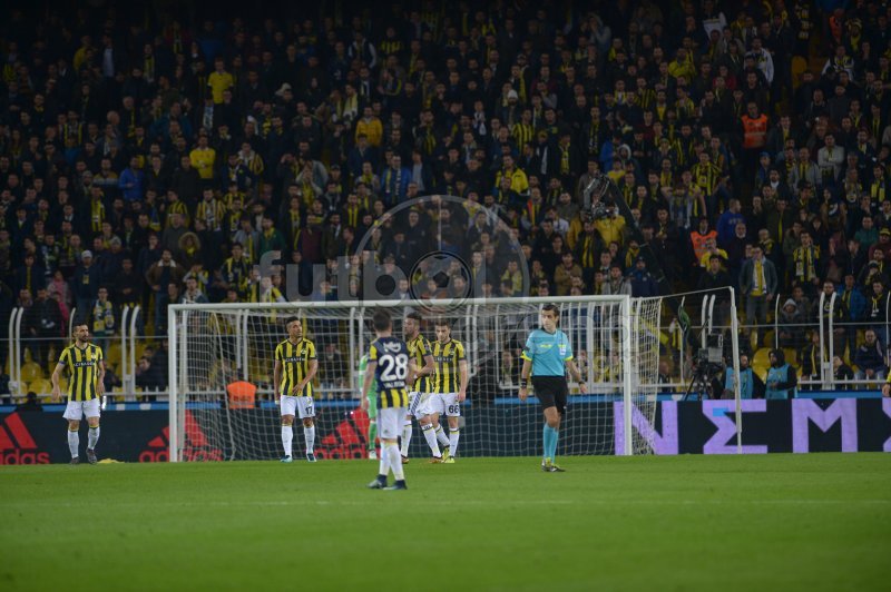 Kadıköy tribünleri maç sonu karıştı! Ali Koç'a çağrı