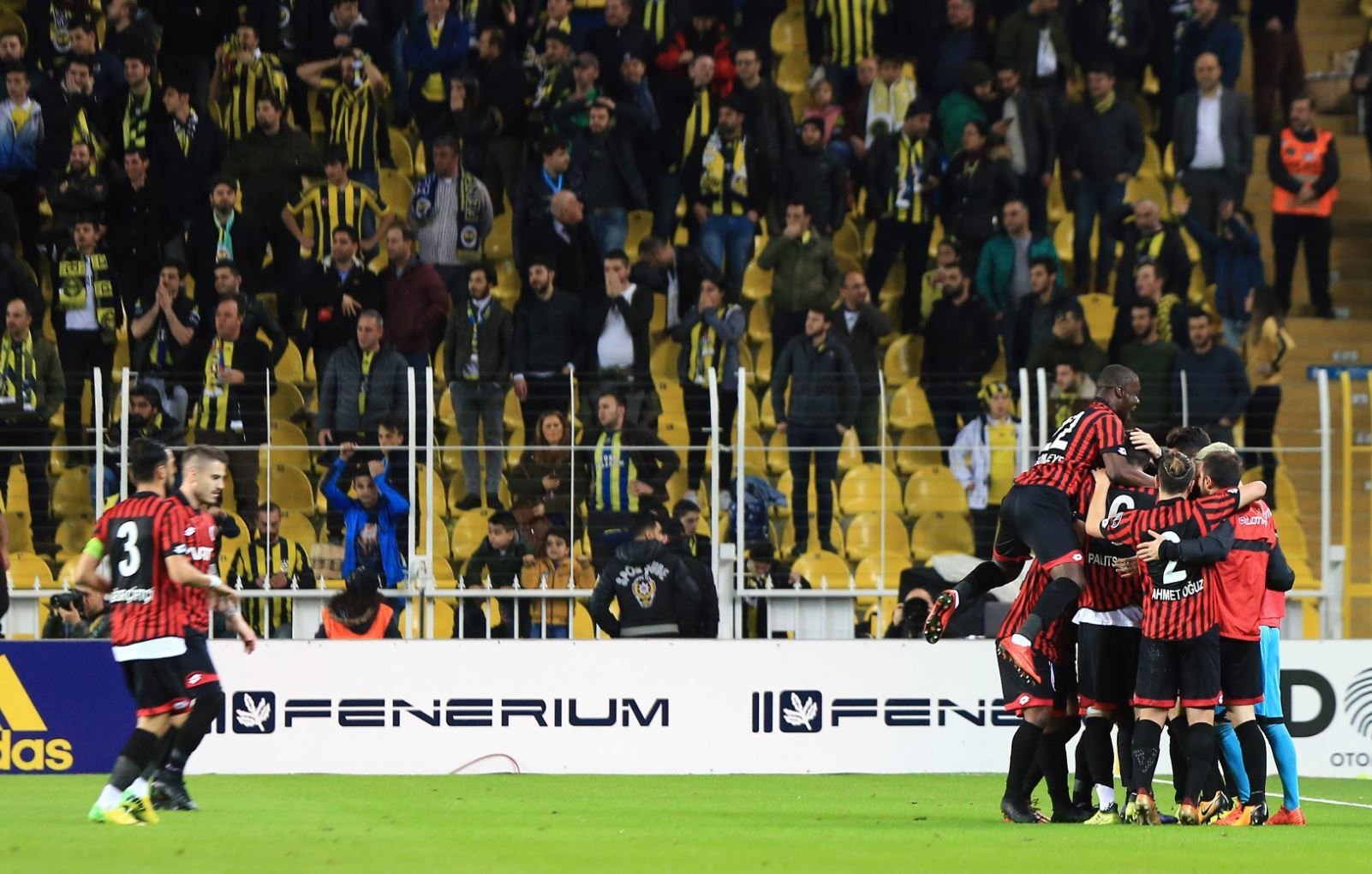 Kadıköy’de o anlar... ’Ali Koç başkan’