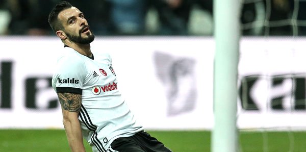 Negredo kulübeye geçiyor