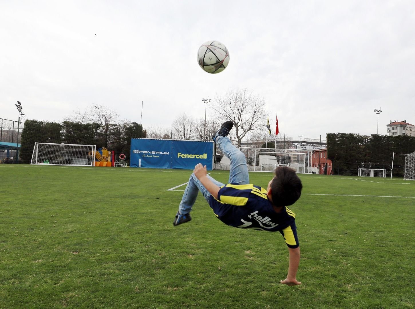 'Röveşata çeken Fenerbahçeli çocuk Ayhan Koçak'a müjde