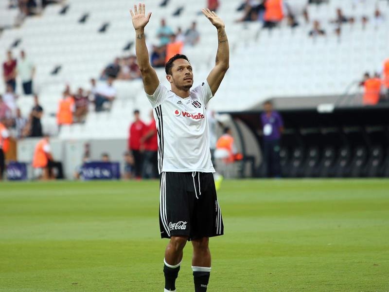 'Adriano'nun gözündeki sakatlık ciddi mi?